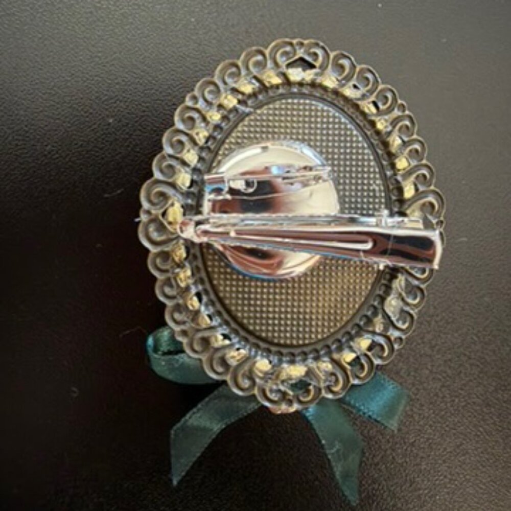 BOUTIQUE VINTAGE DESIGN CAMEO WITH CHARMS - Picture 4 of 4